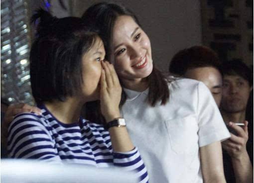 明星助理的英文,Celebrity Assistant: The Behind-the-Scenes Life