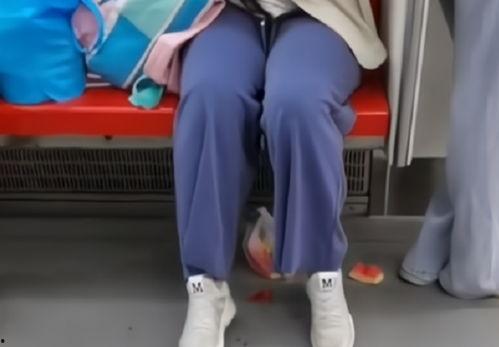 占座吃瓜看戏,占座吃瓜，看戏笑谈