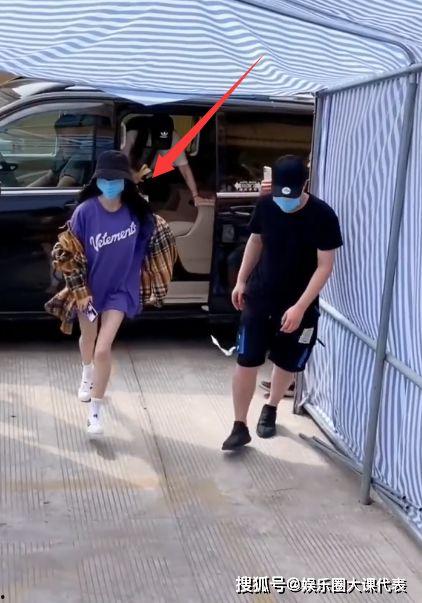 明星蹲着照相,接地气的魅力瞬间