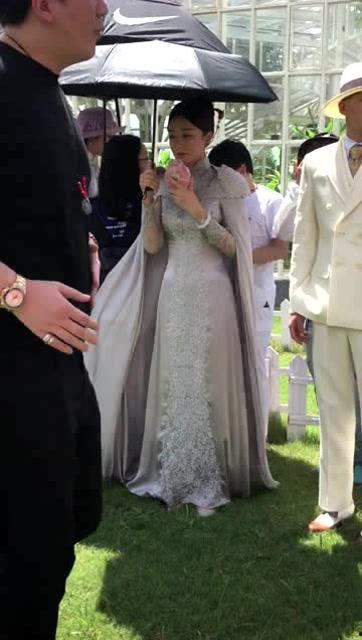 明星手拿风扇,手拿风扇演绎时尚风采